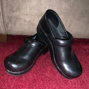 Barely worn Dansko nursing clogs!! Size 37 narrow!